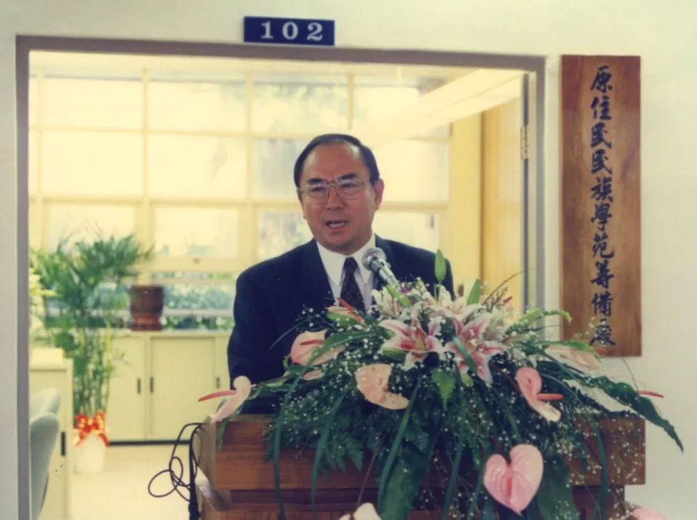 牟宗燦校長在「原住民民族學苑籌備處」揭牌時於講台致詞，旁為籌備處木刻招牌